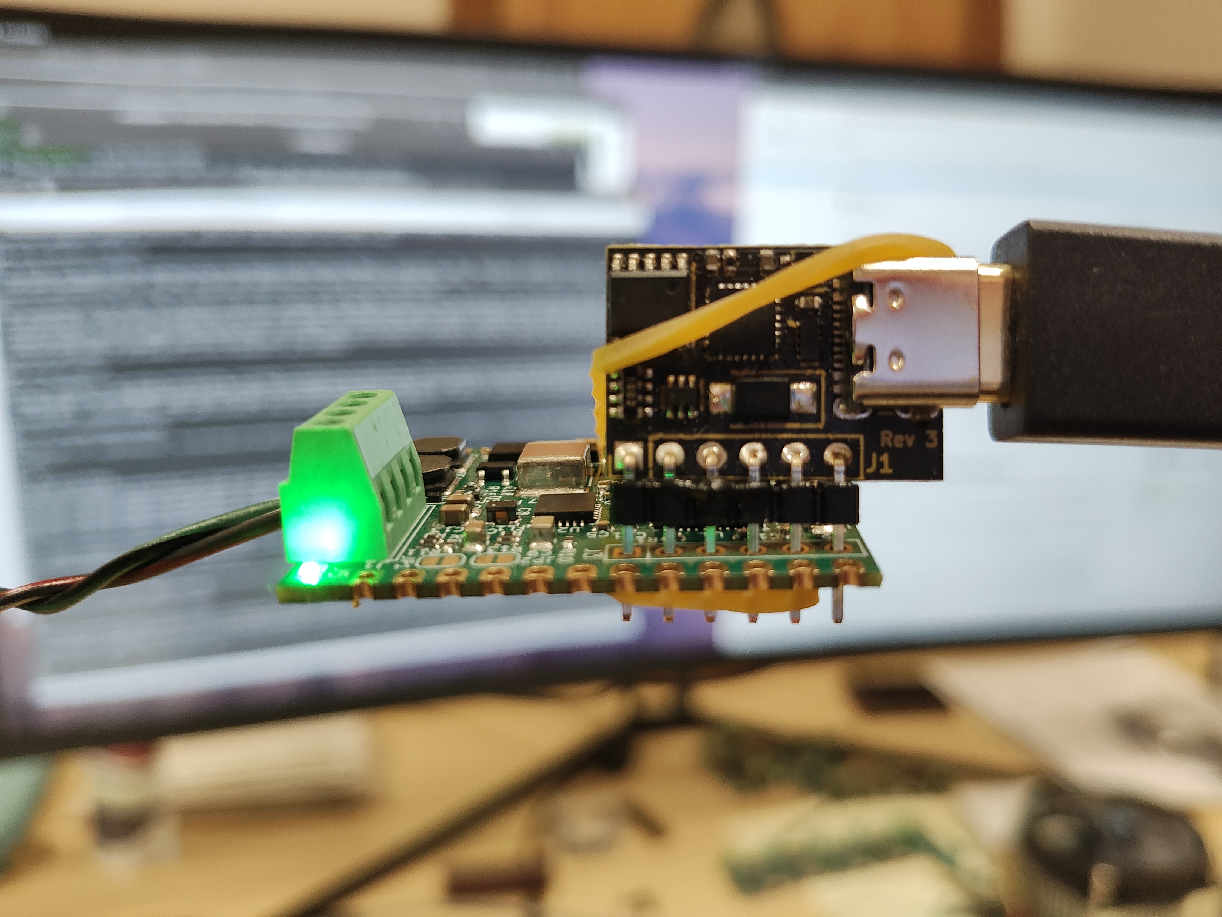 Keeping the programmer in place using a rubber band